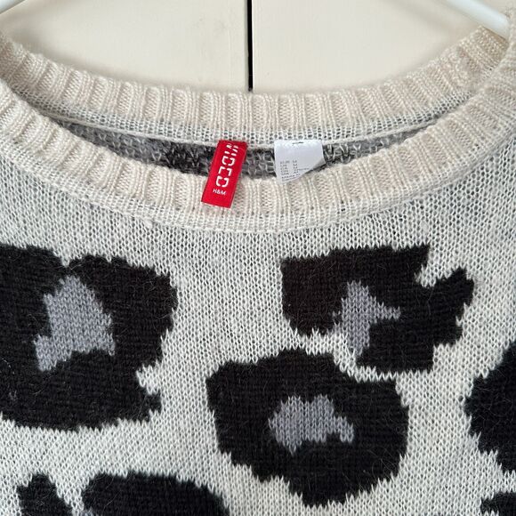 Women's H&M Divided White, Gray, and Black Leopard Print Sweater Size M - Picture 4 of 4